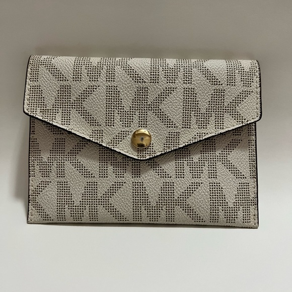 Michael Kors passport wallet - Picture 5 of 5